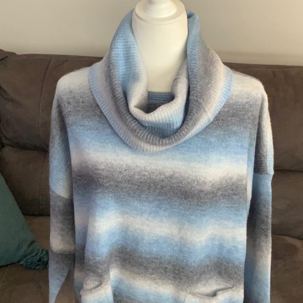 NWOT Charlies Men's Blue and Gray Ombre Crewneck AND detachable cowl Sweater